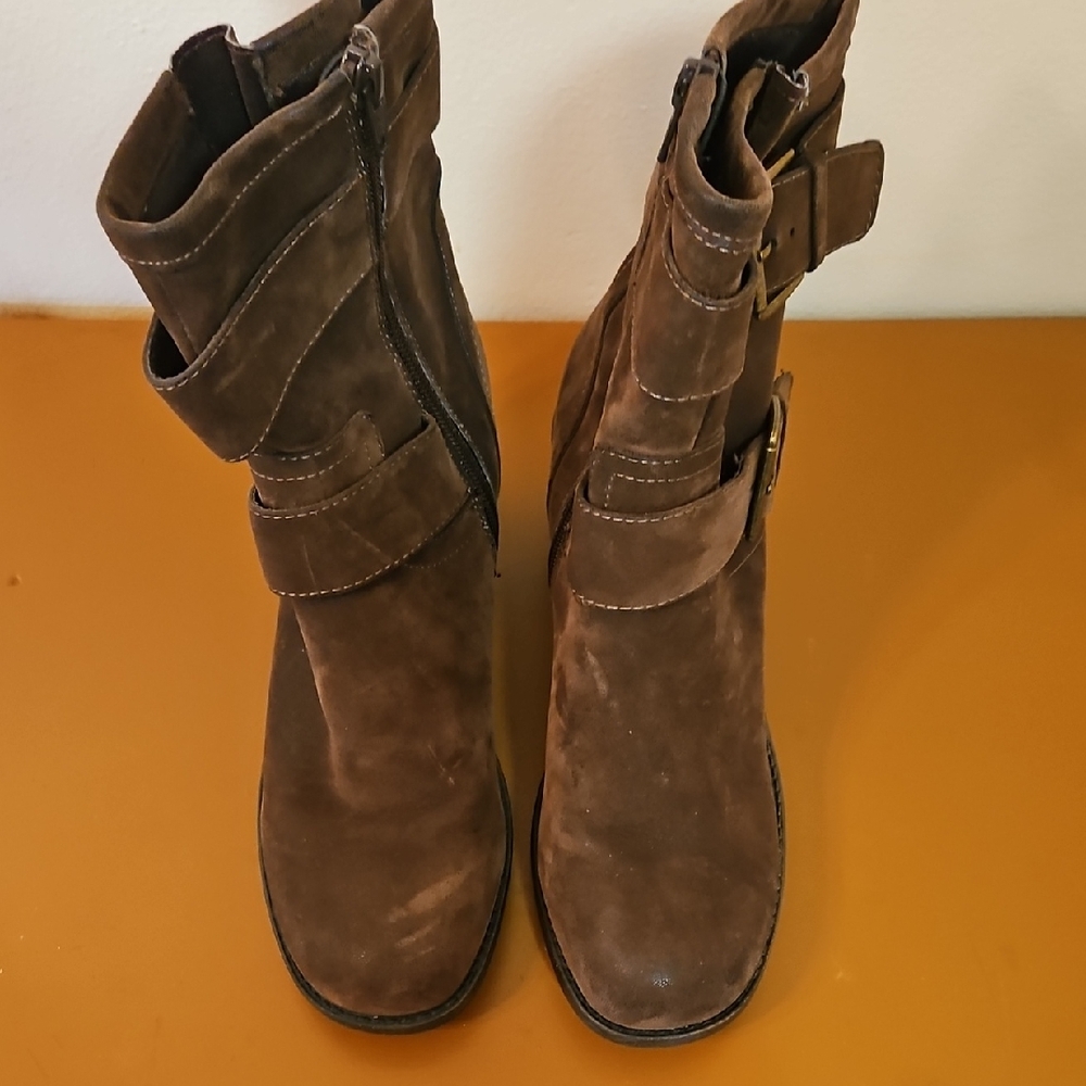 Brown Leather Women's Boots size 7. Worn 2x. Sonoma